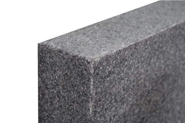 Bordstein Granit dunkelgrau gesägt & geflammt